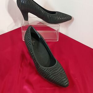 Ros Hommerson Women's SZ 11M Black Snake Karat Pumps . Condition is Pre-owned